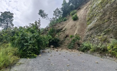  पहिरोले मध्यपहाडी लोकमार्ग अवरुद्ध 